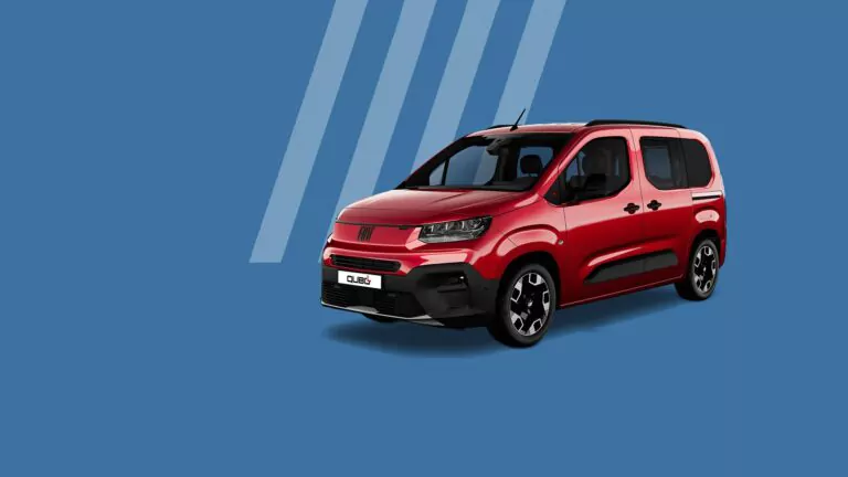 Ein roter Fiat Qubo ist auf einem blauen Hintergrund mit drei hellblauen Diagonalstreifen darüber abgebildet. Das Auto ist leicht nach rechts ausgerichtet.