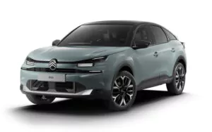 Ein modernes hellblaues Citroën Ë-C4 X-Elektroauto wird in einer Studioumgebung gezeigt, wobei die Front und die Seite des Fahrzeugs in einem bestimmten Winkel zu sehen sind. Das Fahrzeug verfügt über schlanke Scheinwerfer, schwarze Akzente und ein sportliches, aerodynamisches Design.