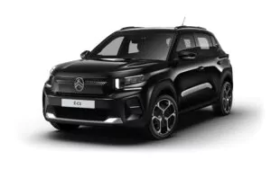 Ein schwarzer Citroën e-C3 Elektro-SUV wird von vorne links auf weißem Hintergrund gezeigt, wobei sein modernes Design, der Kühlergrill und das charakteristische Citroën-Logo hervorgehoben werden.