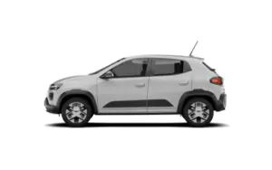 Seitenansicht eines kompakten, modernen, weißen Dacia Spring mit schwarzer Zierleiste und getönten Scheiben, dargestellt auf einem einfarbig weißen Hintergrund.