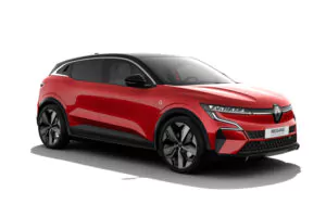 Ein roter Renault Megane E-Tech Elektro-SUV ist in einer Dreiviertelansicht vor weißem Hintergrund zu sehen, mit schlanken Linien, schwarzen Zierleisten und markanten LED-Scheinwerfern.