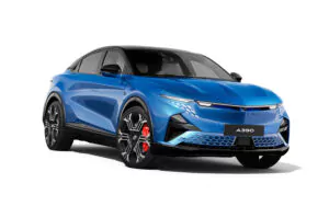 Ein blaues Alpine A390 Elektroauto mit schlankem, modernem Design, schwarzem Dach, scharfen LED-Scheinwerfern, großen schwarzen Leichtmetallrädern und roten Bremssätteln, von vorne links gesehen.