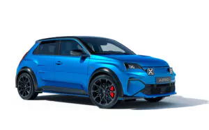 Ein hellblauer, sportlicher Kleinwagen, die Alpine A290, wird von vorne gezeigt, mit schwarzen Rädern, roten Bremssätteln und auffälligen Designmerkmalen vor weißem Hintergrund.