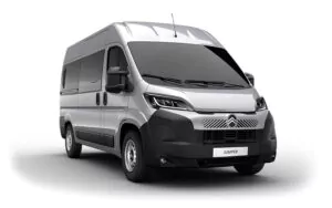 Auf weißem Hintergrund ist ein silberner Citroën Jumper Transporter zu sehen, der leicht nach links geneigt ist und seine Front- und Seitenansicht mit getönten Scheiben und modernem Design zeigt.