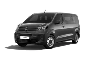 Ein schwarzer Citroën Jumpy Transporter ist auf weißem Hintergrund abgebildet, leicht nach links gerichtet. Das Fahrzeug hat große Fenster, Stahlräder und eine moderne Frontgestaltung mit dem Citroën-Logo.