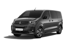 Ein schwarzer Citroën ë-SpaceTourer Transporter ist geparkt, von vorne links gesehen, und zeigt sein schlankes, modernes Design mit getönten Scheiben und Leichtmetallrädern auf weißem Hintergrund.