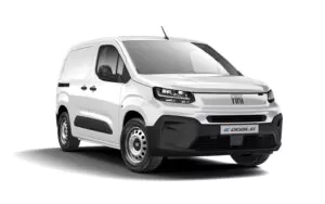 Ein weißer Fiat E-Doblò Kompakttransporter wird in einer Dreiviertelansicht gezeigt, die sein modernes Design, die schwarze Verkleidung und die silbernen Räder auf einem schlichten weißen Hintergrund hervorhebt.