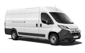 Ein weißer, großer Kastenwagen mit seitlicher Schiebetür und schwarzer Verkleidung, von der rechten Vorderseite aus gesehen, isoliert auf weißem Hintergrund.