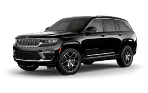 Ein schwarzer Jeep Grand Cherokee Geländewagen in Frontansicht auf weißem Hintergrund.