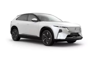 Ein weißer Mazda CX-6e ist auf einem weißen Hintergrund geparkt und wird aus einem Winkel von der Vorderseite gezeigt. Das Fahrzeug verfügt über schlanke Linien, moderne Scheinwerfer und schwarze Zierleisten um die Räder und die untere Karosserie.