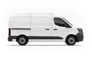 Seitenansicht eines weißen Transporters mit schwarzer Verkleidung, schwarzen Seitenspiegeln und zwei Seitentüren. Der Hintergrund ist einfarbig weiß und hebt die Details und das Profil des Fahrzeugs hervor.