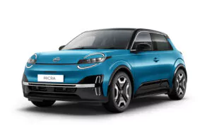 Ein blaues Nissan Micra-Elektroauto von vorne links gesehen, geparkt auf einem weißen Hintergrund, mit eleganten Scheinwerfern, schwarzem Dach und modernen Leichtmetallrädern.