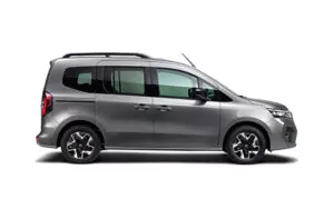 Ein silberner, moderner Minivan in Seitenansicht, mit schwarzen Leichtmetallrädern, getönten Scheiben und einem eleganten Design, isoliert auf weißem Hintergrund.
