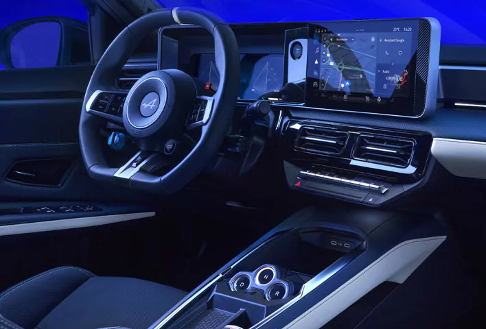 Alpine A290: Moderner Fahrzeuginnenraum mit digitalem Armaturenbrett und großem Touchscreen-Display, auf dem Navigation, Klimasteuerung und verschiedene Einstellungen angezeigt werden. Das Lenkrad ist mit dem Alpine-Logo versehen, und im gesamten Innenraum finden sich elegante, futuristische Designelemente.