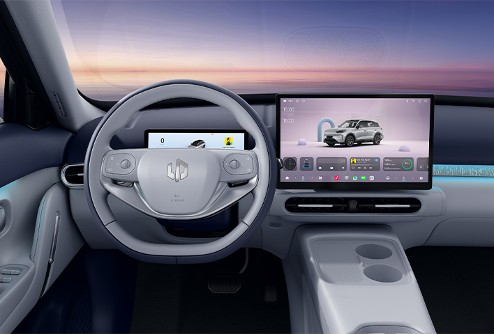 Ein moderner Fahrzeuginnenraum mit einem digitalen Armaturenbrett, einem breiten Touchscreen-Display, auf dem Fahrzeugdaten angezeigt werden, einem Lenkrad, Getränkehaltern und einem Sonnenuntergang, der durch die Windschutzscheibe zu sehen ist.