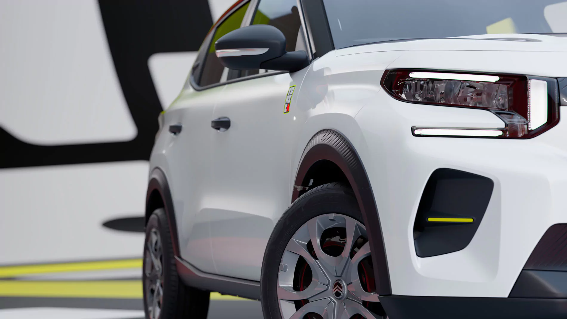 Nahaufnahme der Vorderseite eines modernen weißen SUV, auf der der Scheinwerfer, das Rad, der Seitenspiegel und ein Teil des Kühlergrills zu sehen sind, vor einem Hintergrund mit markanten abstrakten Elementen in Schwarz, Weiß und Gelb.