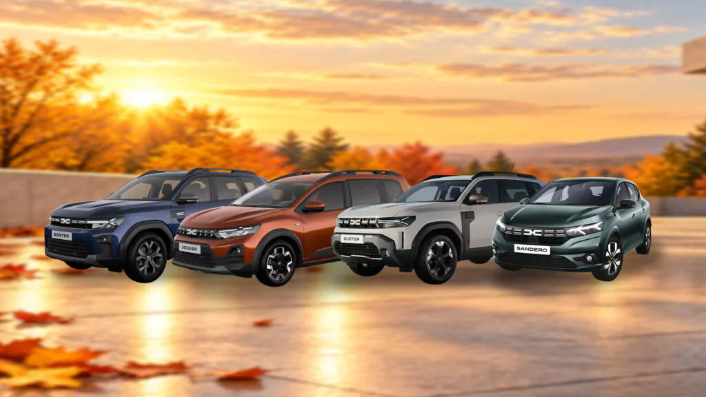 Vier Dacia-Fahrzeuge – ein Bigster, ein Jogger, ein Duster und ein Sandero – stehen bei Sonnenuntergang nebeneinander.
