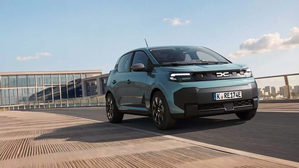 Der neue Dacia Spring fährt über eine Brücke.